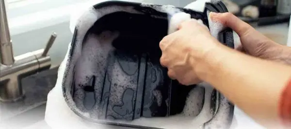 freidora de aire cosoni 5,5 l lavándose a mano